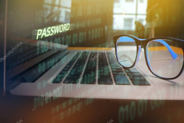 Persona usando una laptop con candado de seguridad digital
