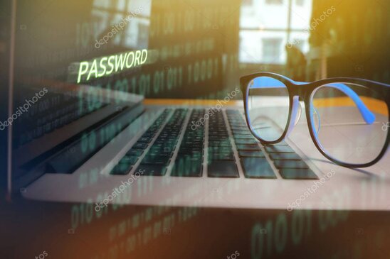 Persona usando una laptop con candado de seguridad digital