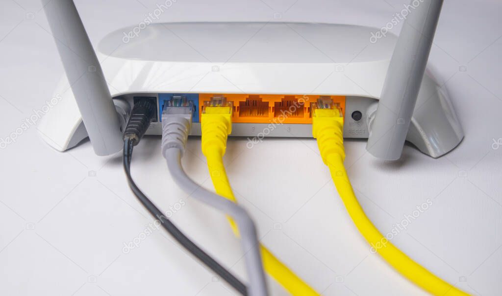 Router y cables de red sobre un escritorio