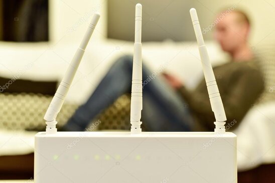 Router Wi-Fi encendido sobre un escritorio